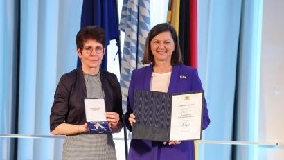 Bild: Stefan Obermeier, München/exb
Landtagspräsidentin Ilse Aigner (rechts) zeichnete Elisabeth Lederer mit dem bayerischen Verdienstorden aus.