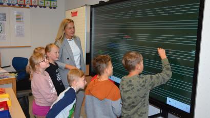 Bild: jr
Vier sogenannte Whiteboards hat die Marktgemeinde Konnersreuth als Sachaufwandsträger der Grundschule angeschafft. Diese digitalen Tafeln kommen in allen Klassenzimmern zum Einsatz. Im Unterricht werden sie gerne und intensiv verwendet, wie Schulleiterin Michaela Ponnath berichtet.