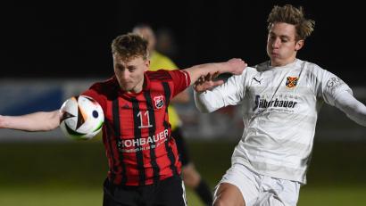 Bild: G. Büttner
Der SC Luhe-Wildenau (links Benedikt Meckl) will gegen die SpVgg GW Deggendorf dort anknüpfen, wo man zuletzt beim 4:3-Sieg gegen den 1. FC Bad Kötzting (Szene) aufgehört hat.