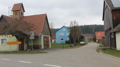 Bild: pi
Vom Feuerwehrhaus in Richtung Reinhardsrieth erfolgt ab Montag die Sperrung der Gemeindeverbindungsstraße.