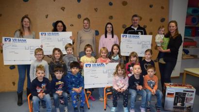 Bild: hdk
Vier Schecks über je 500 Euro verteilt das Team vom Babybasar im Kindergarten in Königstein an wohltätige Einrichtungen.