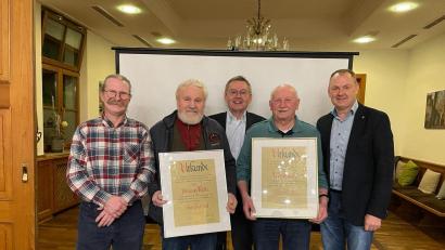 Bild: bö
Der Historische Verein Ebermannsdorf ernennt Hans Forster (Zweiter von links) und Rudolf Götz (Zweiter von rechts) zu Ehrenmitgliedern. Dazu gratulieren Zweiter Vorsitzender Jürgen Gruber (links), Vorsitzender Josef Gilch (Mitte) und Bürgermeister Erich Meidinger (rechts).