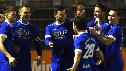 Bild: Büttner, Gerhard
Fünfmal konnten die Spieler der SpVgg SV Weiden am Freitagabend beim 5:0 gegen die SpVgg Landshut jubeln.
