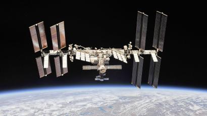 Archivbild: NASA/dpa/
Ein Batterieblock der ISS ist auf dem Weg zur Erdoberfläche.