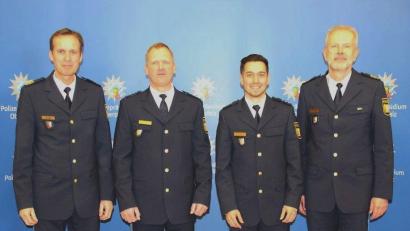 Bild: Foto: PP Oberpfalz, PHMin Edith Weinzierl
Polizeivizepräsident Robert Fuchs (links) und Polizeipräsident Thomas Schöniger (rechts) führten Polizeihauptkommissar Kai Hoffmann (Zweiter von links) in sein Amt ein. Verabschiedet wurde Polizeihauptkommissar Lukas Blöchl (Zweiter von rechts).