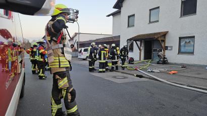 Bild: Kreisbrandinspektion Landkreis Schwandorf/Marco Seitz/exb
Vorerst unbewohnbar, lautet die Diagnose für das Mehrfamilienhaus in Nittenau, in dem es am Donnerstag gebrannt hat. Bewohner, die dadurch eine Atemreizung erlitten, konnten am Freitag das Krankenhaus wieder verlassen.