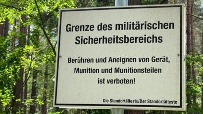 Archivbild: Heike Unger
Schilder wie dieses markieren die Grenzen des Standortübungsplatzes Freihöls. Ein Betreten des militärischen Areals ist verboten.
