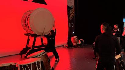 Bild: Susanne Schwab
Eindrucksvoll lauschten die Gewinner der Backstagekarten der Vorführung an der O-Daiko, einer der übergroßen Röhrentrommeln.