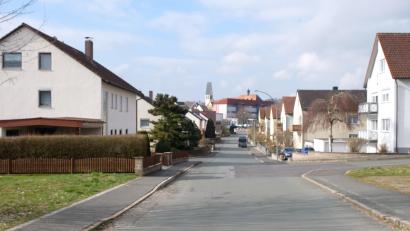 Bild: do
In den Tiefbau investiert die Marktgemeinde Millionen-Summen. Großbaustellen werden voraussichtlich ab Herbst 2024 die Lindenstraße (unser Bild) und die angrenzenden Stichstraßen. Geplant ist die Fahrbahnerneuerung der Siedlungsstraßen, die Verlegung neuer Trinkwasserleitungen und Abwasserkanäle und die Mitverlegung von Breitband- und Stromkabeln.