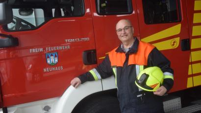 Bild: fz
Andreas Bogner ist seit 28 Jahren Kommandant der Feuerwehr Neuhaus. Den Kommantenhelm gibt er ab, ins Auto steigt er die hintere Türe zur Mannschaft ein. Bogner bleibt der Wehr weiter als Aktiver erhalten.