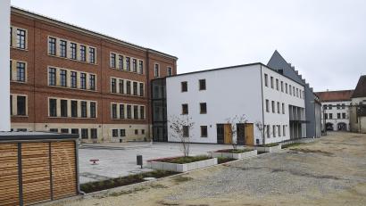 Bild: Petra Hartl
Geht es nach dem Wunsch der Wirtschaftsschule Amberg, wird es dort ab kommenden Schuljahr nur noch eine statt zwei zehnte Klassen und dafür eine fünfte Klasse geben. Bisher konnte man dort frühestens mit der sechsten Klasse starten.