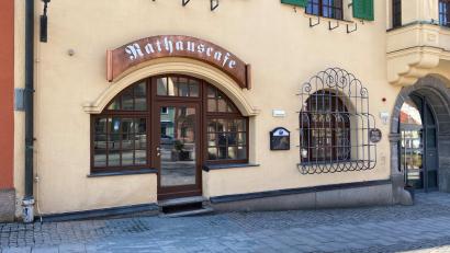 Bild: ck
Das Rathauscafé in Vohenstrauß wird im September unter neuer Leitung eröffnen. Ilona Forster wird nach der umfangreichen Sanierung als Pächterin mit einem neuen Konzept das Gastronomie-Angebot der Stadt bereichern.