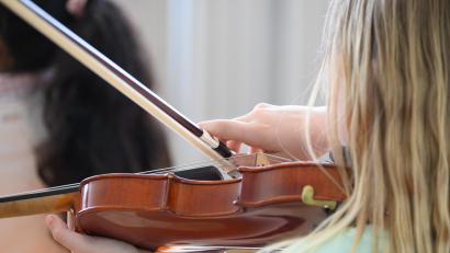 Symbolbild: Robert Michael/dpa
Ein Mädchen spielt auf einer Geige. Erstmals nach sechs Jahren steigen die Gebühren für die Kreismusikschule Tirschenreuth wieder.