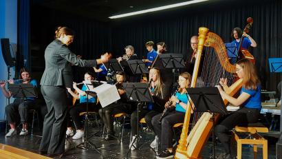 Bild: lg
Beim "Carolan Tune" ist die Harfe von Pia Pfeiffer ein Novum beim Auftritt des OGO-Orchesters unter Leitung von Katrin Schäufl.