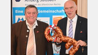 Bild: gf
Einen übergroßen Brezenschlüssel übereichte der bisherige Kreishandwerksmeister Johann Weber (links) seinem Amtsnachfolger Dietmar Lenk (rechts), damit dieser künftig immer, wie Weber sagte, "Zugang zu seinem Büro bei der Kreishandwerkerschaft hat".