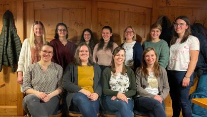 Bild: Ring junger Landfrauen Tirschenreuth/exb
Eine neue Führung hat der Ring junger Landfrauen. Von links, stehend: Lucia Heger, Franziska Weiß, Laura Frank, Johanna Schmeller, Nadine Müller, Helene Härtl, Katharina Wölfl. Vorne von links, sitzend: Annalena Laugwitz, Eva Schaumberger, Franziska Dietz, Julia Fischer. Es fehlt: Janine Wührl.