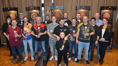 Bild: dob
Alexander und Simone Kraus (Zweiter und Dritte von rechts) holten die besten Dart-Teams aus der Oberpfalz in die Vohenstraußer Stadthalle zu einem anspruchsvollen Turnier.