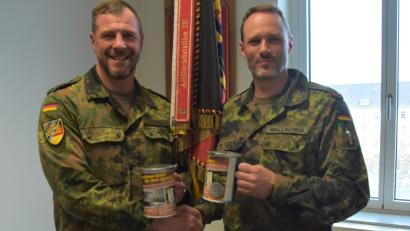 Bild: OStGefr Ina Ravn / Bundeswehr / exb
Oberstleutnant Thorsten Wallschus (rechts) übergibt die Spenden an Stabsfeldwebel Huberth Rosner (links).