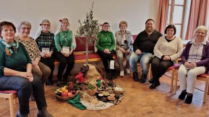 Bild: Annelie Rauschert/exb
Drei Frauen aus dem Weltgebetstags-Team stellen die palästinensischen Christinnen Eleonor, Lina und Sara dar, die unter dem Olivenbaum sitzen.