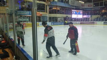 Bild: mr
Die Schiedsrichter prüften das Eis.