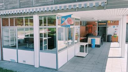 Bild: fks
Der Kiosk im Freibad Erbendorf wird gerade renoviert. Die Arbeiten dauern noch an. Auf einem Aushang ist derzeit zu lesen "Wiedereröffnung nach Renovierung".