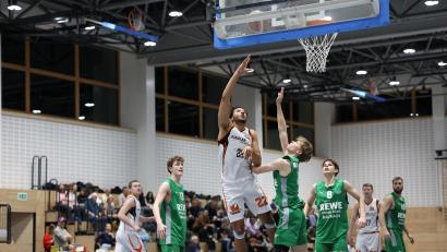 Archivbild: Dieter Jäschke
Die Neustädter Basketballer (am Ball Nabil Derman) wollen gegen Wolnzach den Klassenerhalt sichern.