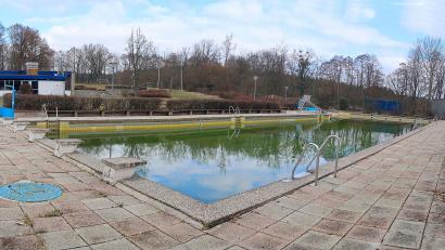 Bild: bsc
Noch herrscht Ruhe im Freibad. Es gibt aber Hoffnung, dass das Schwimmbad in Friedenfels heuer geöffnet werden kann. Die endgültige Entscheidung trifft der Gemeinderat.