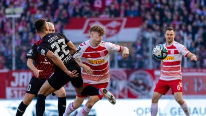 Bild: Sascha Janne
Der SSV Jahn (rot-weiß gestreifte Trikots) kommt einfach nicht in die Spur. Gegen Ingolstadt gab es ein 1:1.