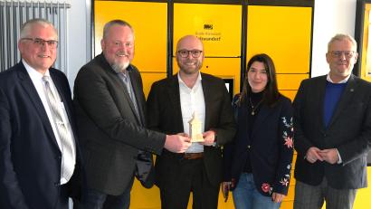 Bild: Hirsch
Digitalbeauftragter Markus Singer (Zweiter von links) überreichte dem bayerischen Digitalminister Fabian Mehring (Mitte) im Beisein des stellvertretenden Landrats Richard Tischler, der neuen Citymanagerin Sonja Zindel und Oberbürgermeister Andreas Feller (von links) eine Blasturm-Miniatur, die im Schließfach des städtischen Digitalbüros hinterlegt war.