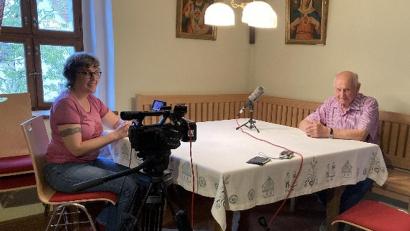 Bild: Annette Kraus/exb
Beate Ott und Werner Altnöder bei den Filmaufnahmen im September 2023 im Sengerhof.
