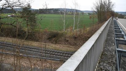 Bild: sche
Quasi auf der "grünen Wiese", unmittelbar an der Bahnlinie Amberg - Freihöls, soll bei Hiltersdorf eine Freiflächen-Photovoltaikanlage entstehen.