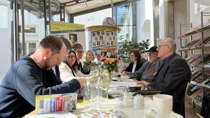 Bild: knz
Das Team der Weidener Literaturtage präsentieren das Programm im Café der Regionalbibliothek.