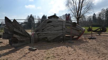 Bild: szl
Das Holzspielgerät "Königskarpfen" am Spielplatz "Fischers Fritz". In den vergangenen Wochen gab es zwei Unfälle an dem Spielgerät, einmal musste sogar die Feuerwehr ausrücken.