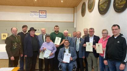 Bild: Joshua Pfadenhauer/exb
Ehrungen mit (von links) Gauschützmeister Werner Wendl, Mario Pfadenhauer, Thomas Heinrich, Herbert Bauer, Gisela Heinz, Martin Lange, Theo Heinz, Oberschützenmeister Jürgen Weiß (sitzend), Kurt Falk, Alfred Birner, Hermann Renner, Bürgermeister Michael Göth, Beatrix und Martin Götz.