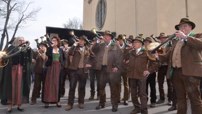 Bild: Kunz
Ein Ständchen für die Gottesdienstbesucher vor der Herz-Jesu-Kirche.