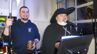 Bild: bk
Nachtwächter Josef Trottmann bei seiner kurzen, aber prägnanten Rede beim Starkbierfest in Weiherhammer.