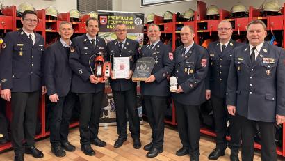 Bild: egl
Verabschiedung bei der Feuerwehr Ursensollen: (von links) Kreisbrandinspektor Armin Daubenmerkl, Bürgermeister Albert Geitner, Zweiter Kommandant Bernhard Graml, der scheidende Atemschutzgerätewart Rudolf Kummert, Erster Kommandant Thorsten Michel, Erster Vorsitzender Markus Dehling, Kreisbrandrat Christof Strobl und der Zweite Vorsitzende, Kreisbrandmeister Alexander Graf.