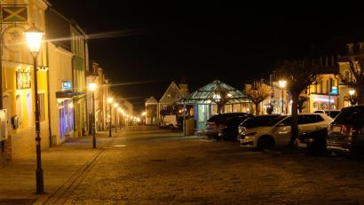 Bild: do
Im neuen Licht und klimafreundlich glänzen die Stadt und alle Ortsteile nach Umrüstung der Straßenbeleuchtung auf LED, wie hier die Altstadt.