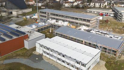 Bild: Wolfgang Erhardt/exb
Bis die Generalsanierung der Waldershofer Grundschule beendet ist, findet der Unterricht in der Containerschule (vorne) statt.