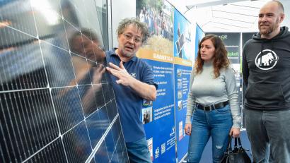 Bild: Stephan Huber
Markus Beer (links), Planer von Grammer Solar, erklärte bei der Oberpfälzer Baumesse in Amberg technische Neuerungen.