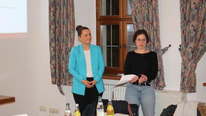 Bild: bjp
ILE-Managerin Daniela Koslowski und Kreisjugendpflegerin Stefanie Sigl stellten dem Pressather Stadtrat das Jugendbeteiligungsprojekt "NEW Real Talk" vor. Bei dessen Umsetzung wird die Haidenaabstadt Vorreiterin sein.
