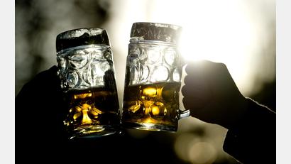 Symbolbild: Sven Hoppe/dpa
Ein Bockbierfest wird Thema im Polizeibericht: In Hohenburg ist ein Besucher des dortigen Bierfestes ausgerastet.