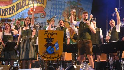 Bild: kki
"Die Krüge hoch!" fordern die beiden Sänger Lena Zimmer und Matthias Regner von den Gästen der voll besetzten Mehrzweckhalle in Pirk.