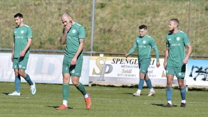 Bild: Hubert Ziegler
Das ging schief: Enttäuscht schleichen die Spieler der DJK Gebenbach (von links Johannes Golla, Nico Becker, Patrick Hofmann und Marco Geier) vom Platz. Die DJK hat auf eigenem Platz gegen die SpVgg Hankofen-Hailing mit 1:3 verloren.