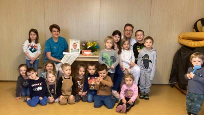 Bild: Kinderhaus Steinwaldzwerge/exb
Zahnarzt Dr. Michael Hösl war zu Besuch im Kinderhaus.