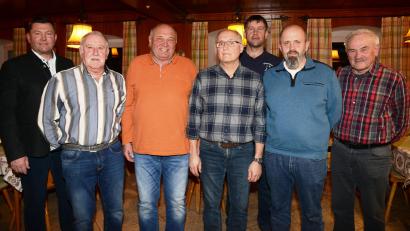 Bild: bey
Bürgermeister Rainer Rewitzer (links) freut sich über die Wiederwahl von Vorsitzenden Gerhard Müller, zweiten Vorsitzenden Lothar Bock, Kassier Josef Weig, Schriftführer Peter Puff und Ausschussmitglied Josef Schafbauer (vordere Reihe, von links), Tobias Forster (hinten,) wurde als Holzwart wiedergewählt.