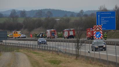 Bild: dob
Zahlreiche Einsatzkräfte rückten am Sonntagnachmittag zu einem Fahrzeugbrand auf der Autobahn A 6 aus. Durch das schnelle Eingreifen der Feuerwehr konnte ein Vollbrand verhindert werden.