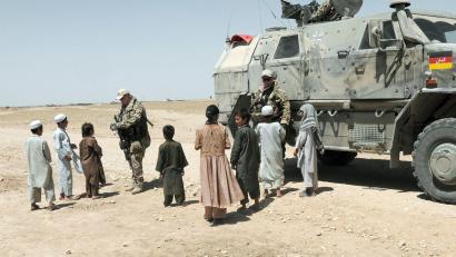Bild: epa Isaf / Handout
Deutsche Soldaten sprechen mit afghanischen Dorfbewohnern. "Winning hearts and minds", Herzen und Köpfe der Einheimischen gewinnen, nicht als Besatzer, sondern als Helfer auftreten und so Vertrauen und Rückhalt in der Bevölkerung gewinnen: Das war eine der Strategien der westlichen Schutztruppen in Afghanistan. Es gelang letztlich aus vielerlei Gründen nicht.