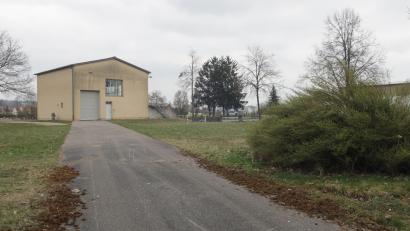 Bild: Hirsch
Auf der Freifläche der stillgelegten Kläranlage an der St.-Vitalisstraße in Ettmannsdorf baut die Stadt Schwandorf ein gemeinsames Gerätehaus für die Feuerwehren Dachelhofen und Ettmannsdorf.