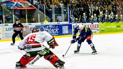 Bild: Elke Englmaier
Tyler Ward (rechts) setzte gegen Herne den Schlusspunkt zum 7:1. In dieser Szene schauen die Teamkollegen dem Kanadier gespannt zu, was er mit dem Puck anstellt.